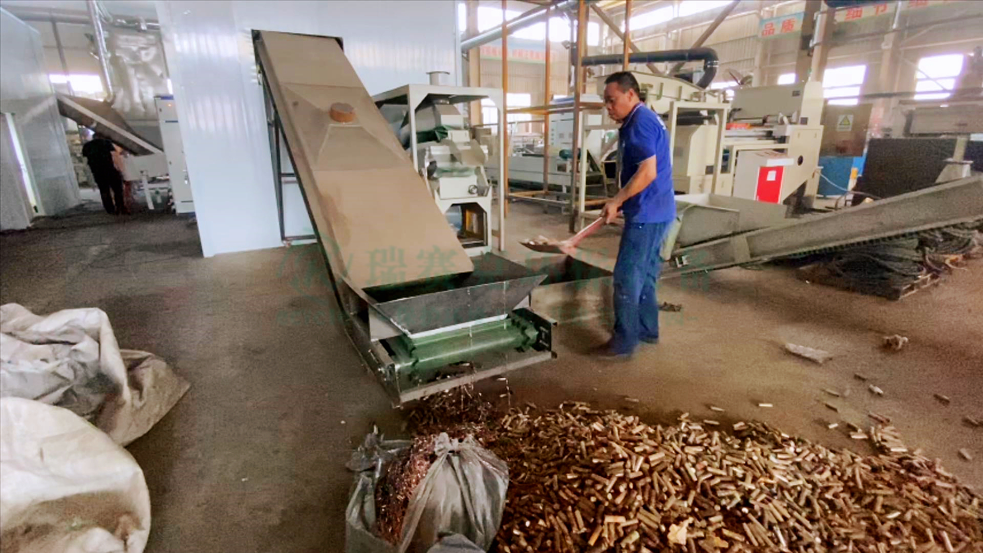 印度客戶購買了我們大型鋰電池回收處理設備現場驗機