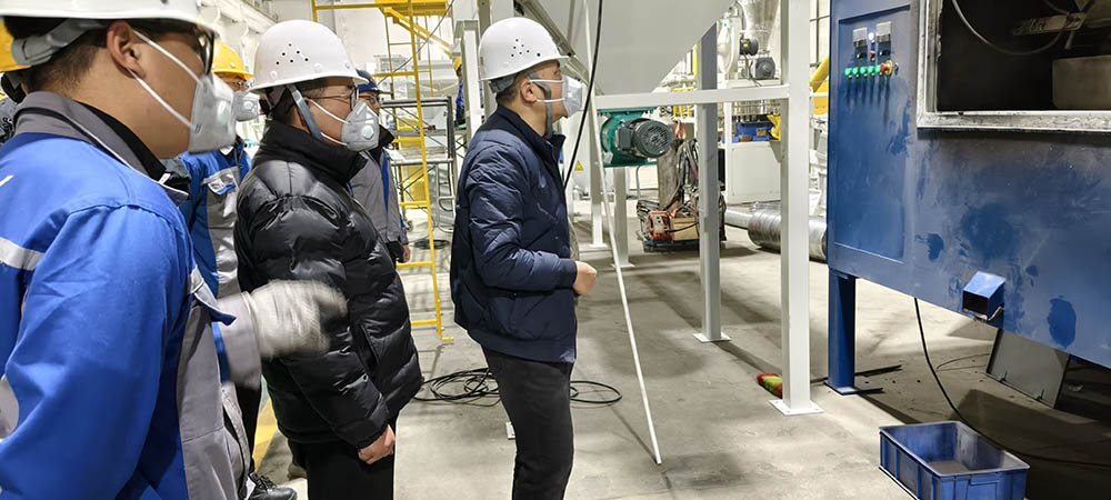 客戶實地考察鋰電池黑粉高壓靜電分選線，現(xiàn)場看效果才放心！