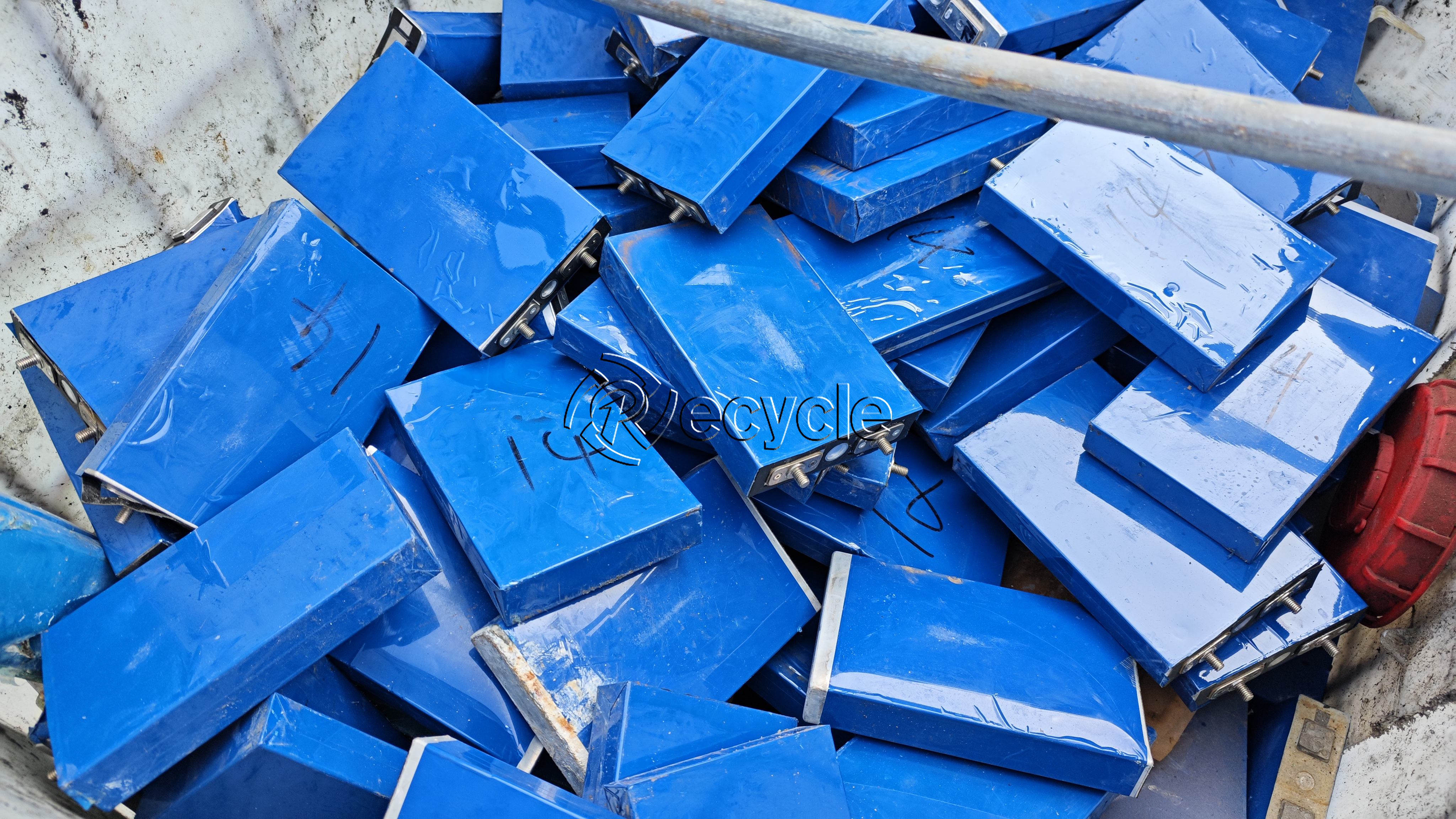 如何使用廢舊鋰電池熱解處理設備回收鋰電？